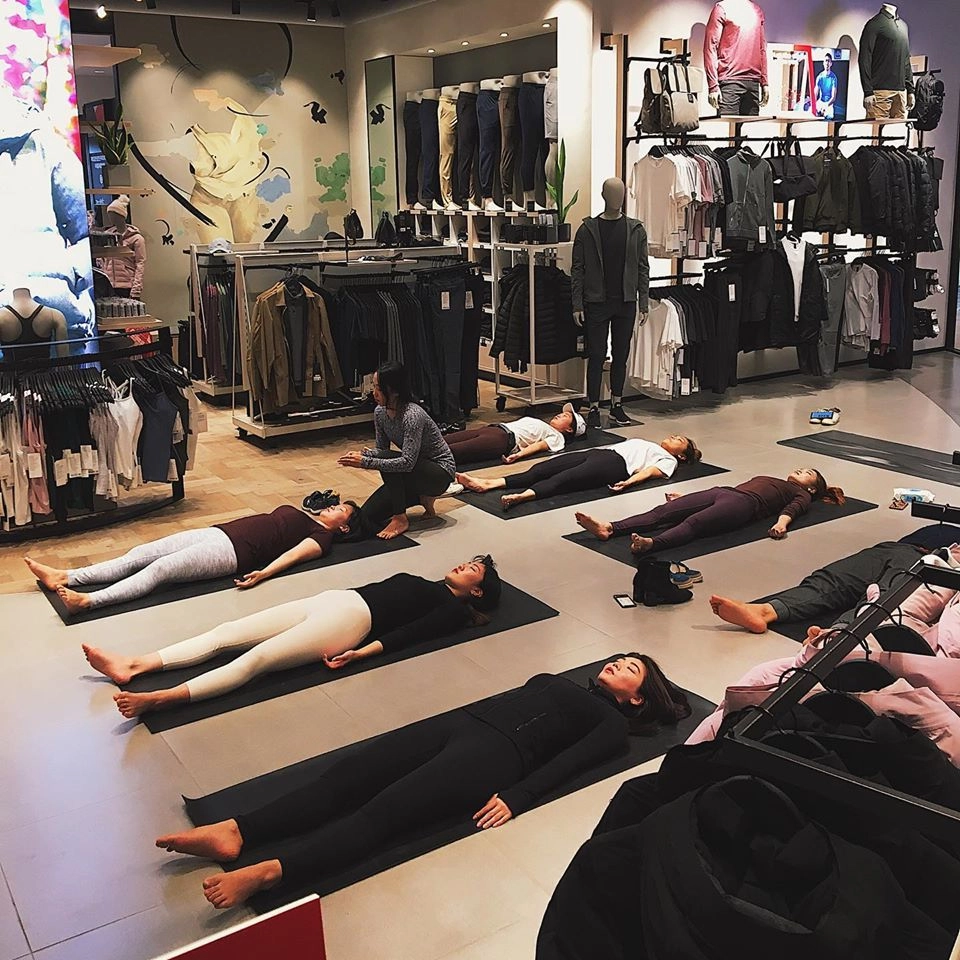 Корейцы отдыхают в магазине после шопинга — место: Lotte World Tower, Seoul Sky - 서울스카이.