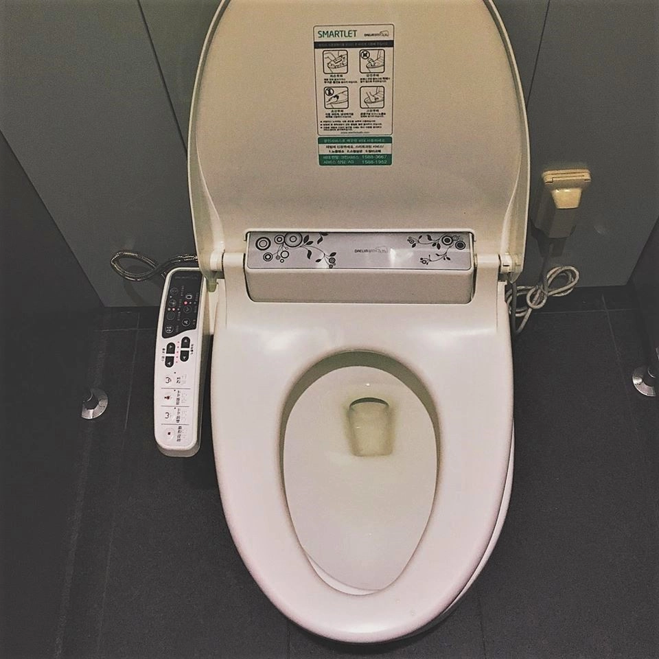 Мультимедийный унитаз — место: City Hall Seoul.