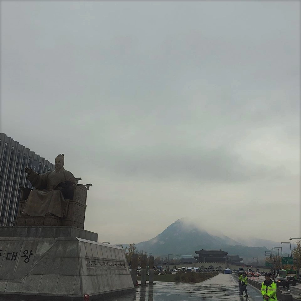 Обязательное фото из Сеула — место: Gwanghwamun Square.