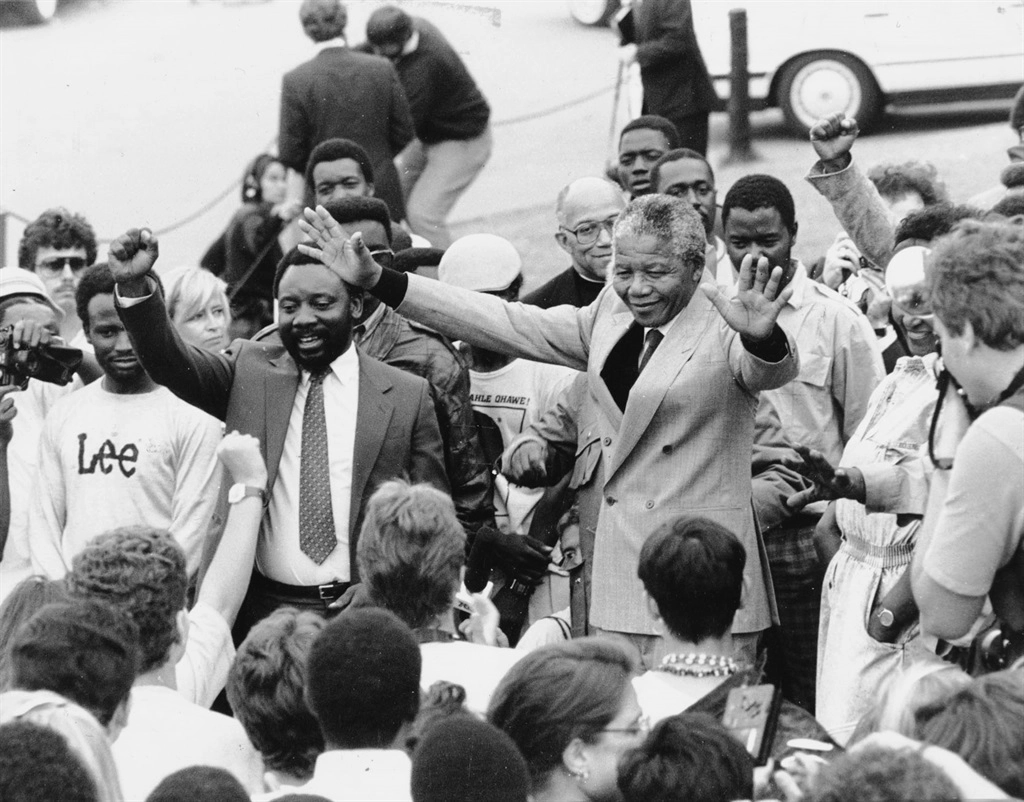 Сирил Рамафоса (слева) приветствует освобождение Нельсона Манделы в 1990 году