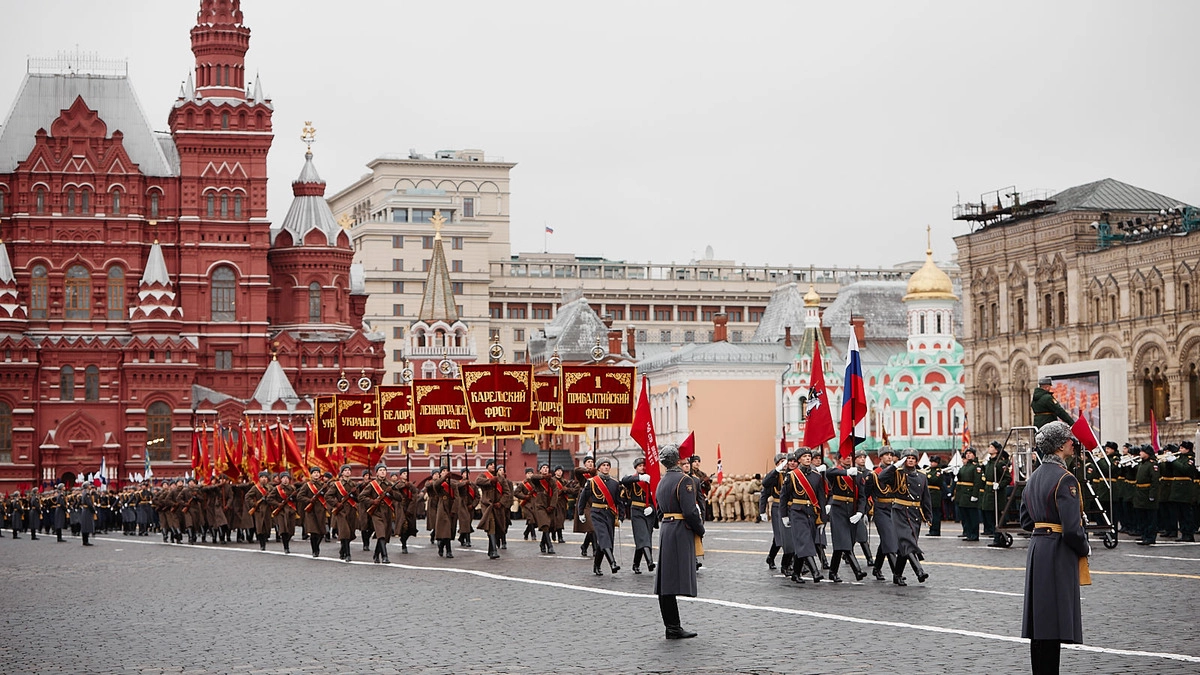 Где прошел парад в 1941 году. Парад Победы 1941 года на красной площади в Москве. Парад 7 ноября в Москве на красной площади. Парад в Москве 7 ноября. Парад на красной площади 7 ноября 1941 года.