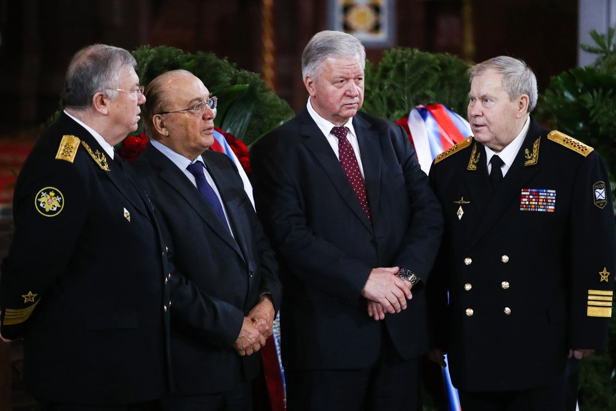  Ректор МГУ Виктор Садовничий (второй слева), председатель Федерации независимых профсоюзов России Михаил Шмаков (второй справа) и бывший командующий Балтийским флотом ВМФ России адмирал Владимир Валуев