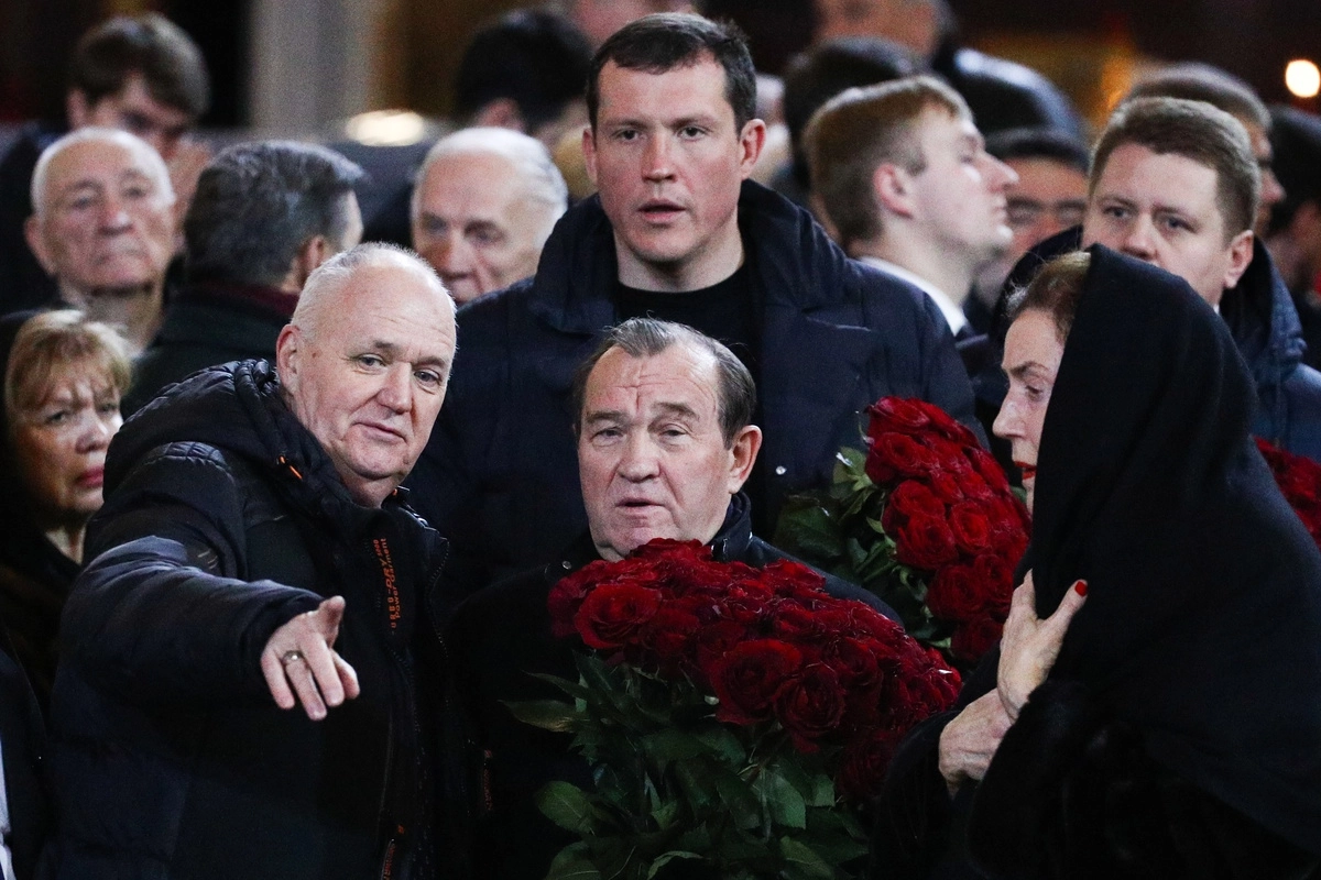 Заместитель мэра Москвы по вопросам жилищно-коммунального хозяйства и благоустройства Петр Бирюков (в центре на первом плане)