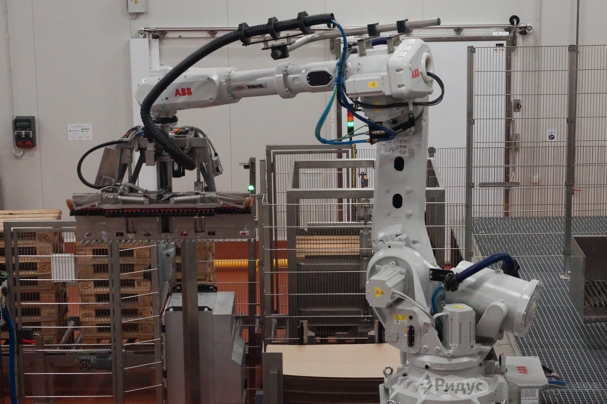 Робот собирает картонные коробки Робот собирает картонные коробки