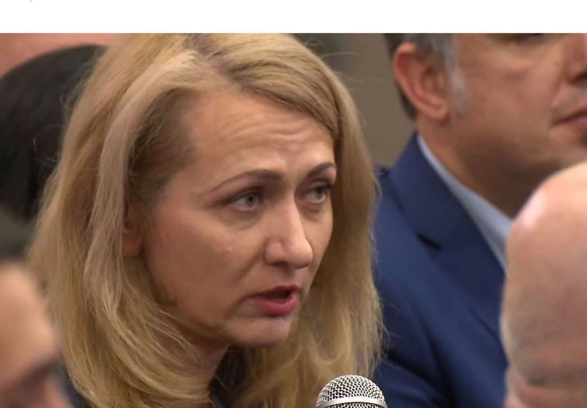 Татьяна Баринова задает Владимиру Путину вопрос на встрече с общественностью в Светлогорске