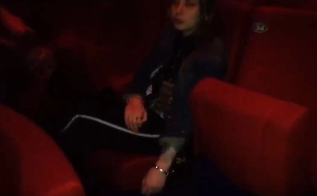 Алина Батракова, приковавшая себя к креслу.