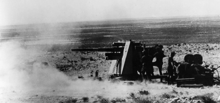 88-мм зенитка ведёт огонь. Тунис, 1943 год ww2talk.com