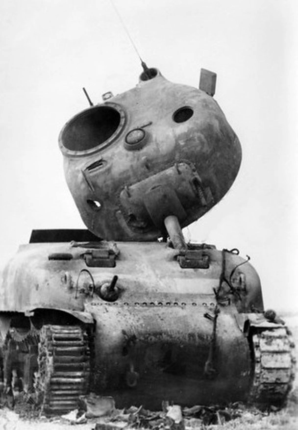 «Шерман», уничтоженный у Сиди-бу-Зида. Февраль 1943 года ww2talk.com