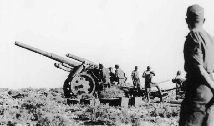 150-мм орудие ведёт огонь. Тунис, 1943 год ww2talk.com