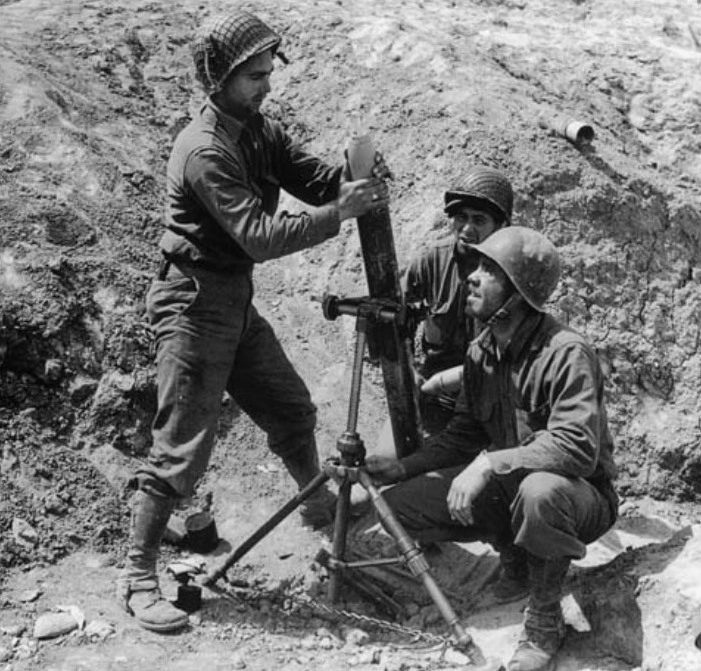 Расчёт 81-мм миномёта. Тунис, февраль 1943 года ww2talk.com