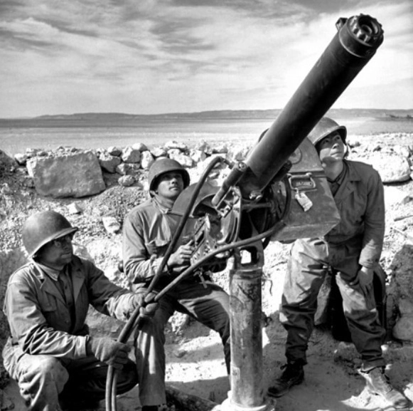 Расчёт 12,7-мм зенитного пулемёта. Тунис, февраль 1943 года ww2talk.com