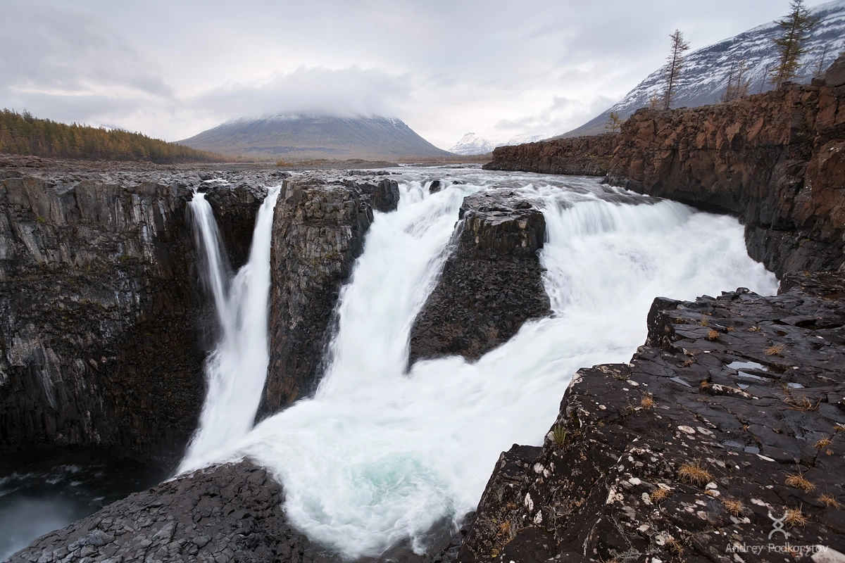Большой Иркиндинский водопад. Плато Путорана. Большой Иркиндинский водопад. Плато Путорана.