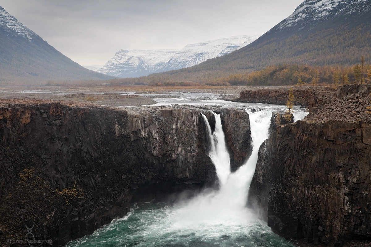 Большой Иркиндинский водопад. Плато Путорана. Большой Иркиндинский водопад. Плато Путорана.