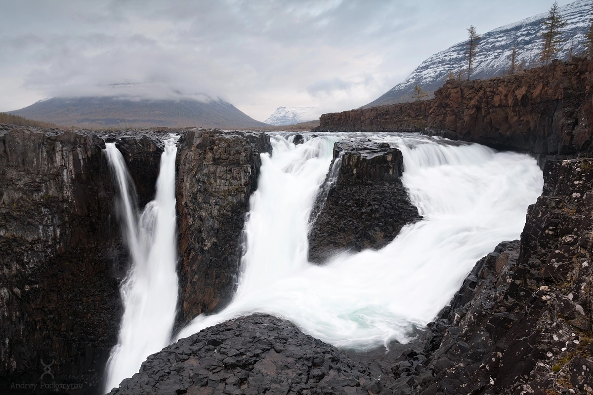Большой Иркиндинский водопад. Плато Путорана. Большой Иркиндинский водопад. Плато Путорана.
