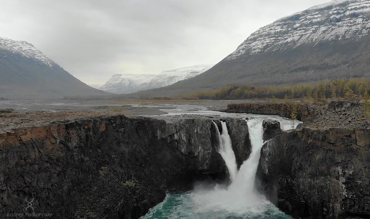 Большой Иркиндинский водопад. Плато Путорана. Большой Иркиндинский водопад. Плато Путорана.