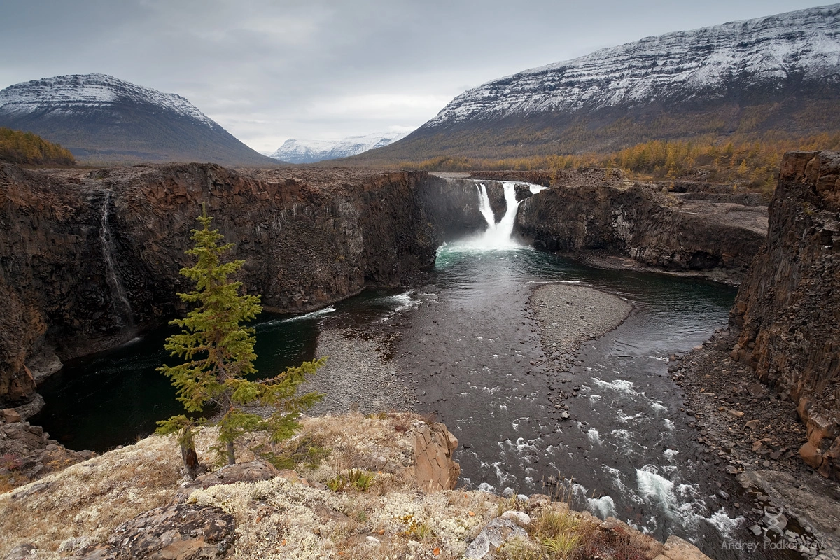 Большой Иркиндинский водопад. Плато Путорана. Большой Иркиндинский водопад. Плато Путорана.