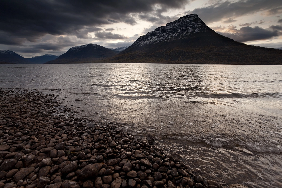 Гора Чаякит и озеро Кутарамакан. Плато Путорана.
