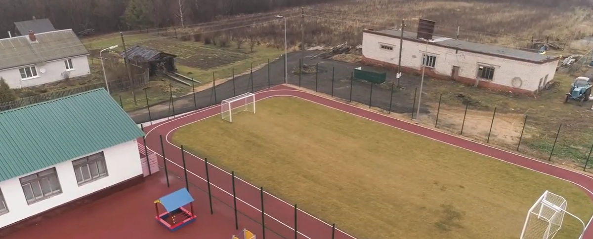 Новая спортплощадка с футбольным полем и мягкими беговыми дорожками. 