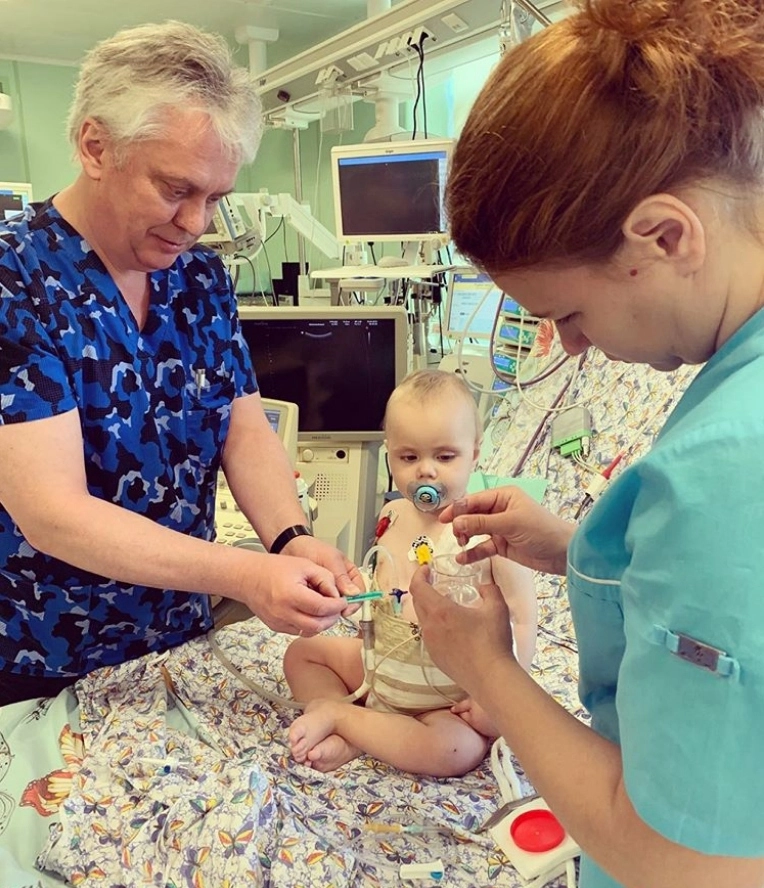 Михаил Каабак с маленьким пациентом Димой. Фото из архива.