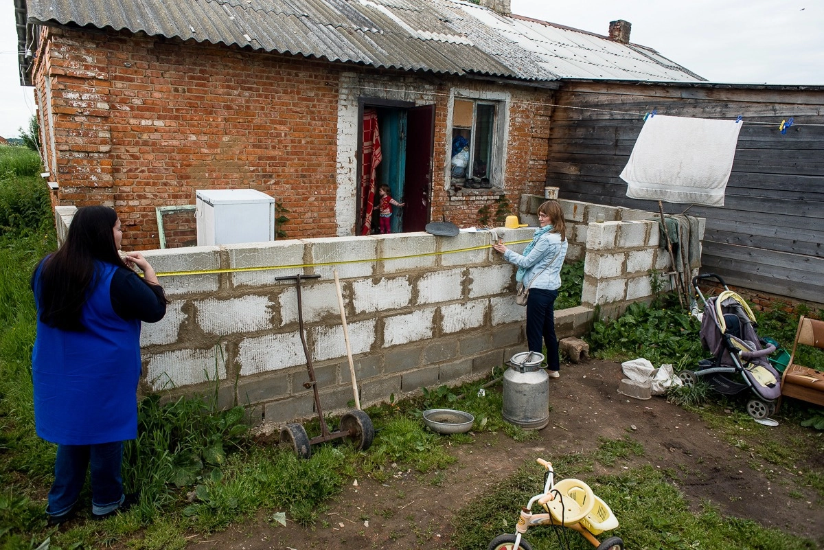 Фонд «Дети наши» помогает с ремонтом дома подопечной семье