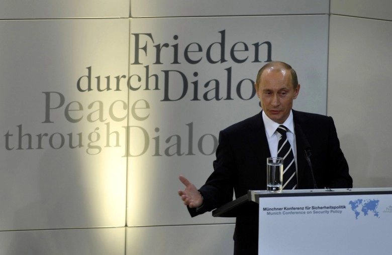 Путин произносит Мюнхенскую речь.