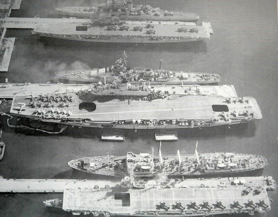 Корабли франко-британского флота в Тулоне перед вторжением. Сверху вниз: французский крейсер «Де Грасс» (не участвовал в операции), французский авианосец «Арроманш», французский крейсер «Жорж Лейг», британский авианосец «Игл», британский танкер «Тидерандж» и французский авианосец «Лафайет» 