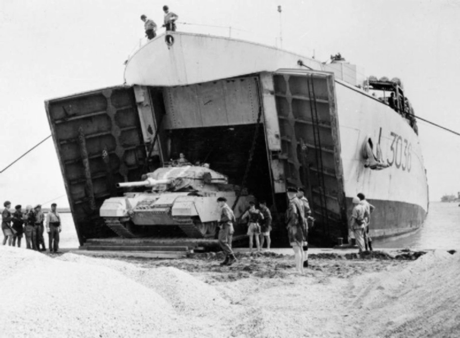 Британский танк «Центурион» выгружается из десантного корабля «Панчер» (L-3036) 