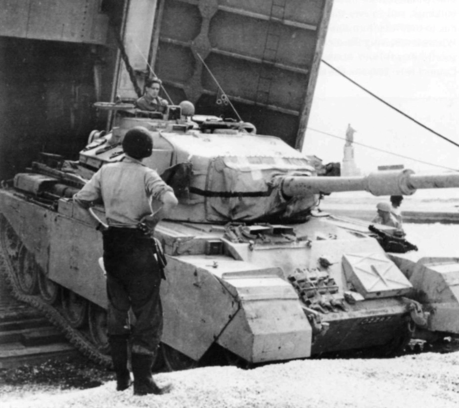 Выгрузка танка «Центурион» из десантного судна (возможно, того же самого). На заднем плане видна статуя Фердинанда Лессепса у основания Западного мола 