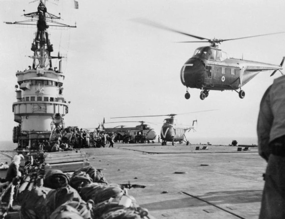 Коммандос 45-го батальона морской пехоты на палубе авианосца «Тесеус» во время операции «Мушкетёр». На переднем плане противолодочный вертолёт Уэстленд «Уирлуинд»