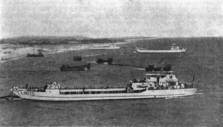 Французские танкодесантное судно L 9070 у пляжа к западу от Каира 