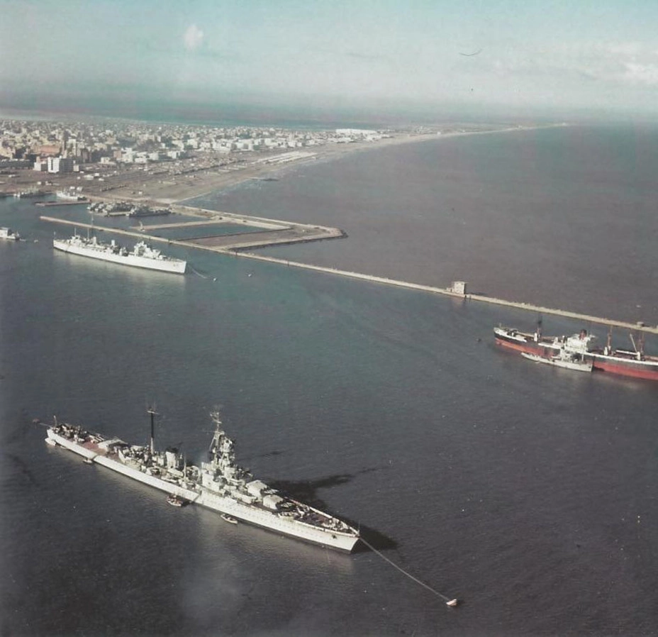 Внешняя гавань Порт-Саида, 7 ноября 1956 года. На переднем плане французский крейсер «Жорж Лейг», на заднем плане слева видны десантные транспорты в Рыбной гавани 