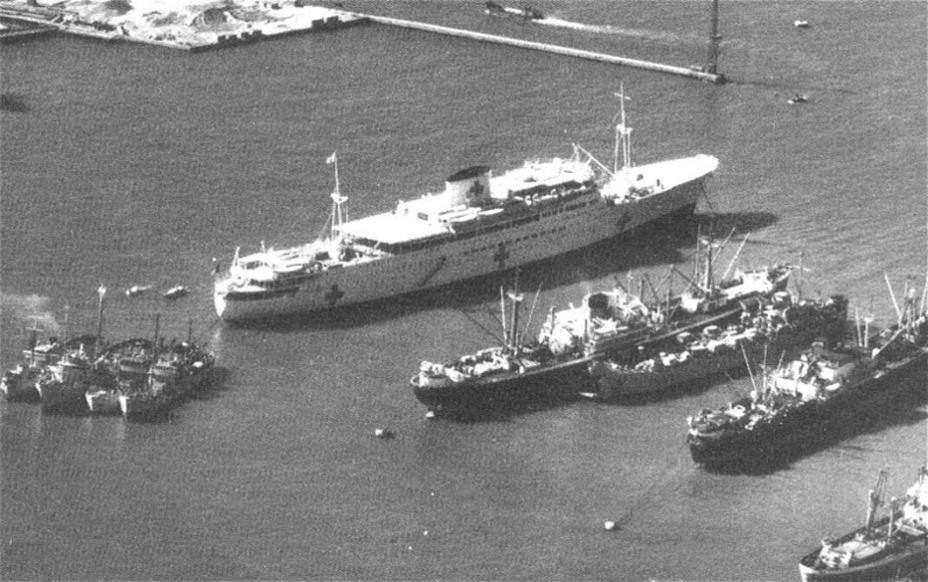 Французский лайнер «Ла Марсельез», переоборудованный в госпитальное судно, во внешней гавани Порт-Саида 