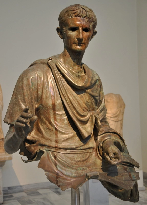 Цезарь Октавиан. Бронзовая статуя, найденная у берегов Эвбеи. Национальный музей археологии, Афины. 