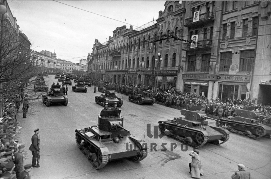 Наиболее массовым типом танка Красной армии на начало Великой Отечественной войны был Т-26 (9987 штук на 1 января 1941 года). При этом часть танков требовала ремонта, а часть являлись двухбашенными Т-26, которые собирались переделывать в САУ. Одним словом, гигантская цифра является таковой лишь на бумаге
