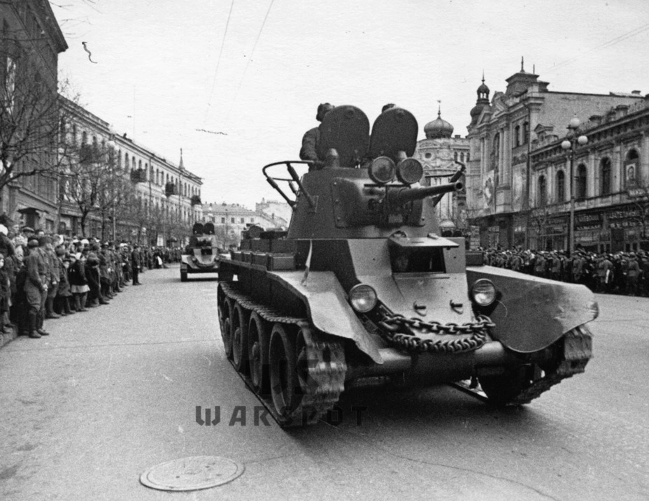 Похожая ситуация сложилась и с БТ. На 1 января 1941 года имелось 7752 танков семейства БТ, но, как и в случае с Т-26, эта цифра отражала лишь общее количество. На самом деле часть танков находилась в других округах, включая Дальний Восток, а часть являлась машинами устаревшего типа (БТ-2). Как и Т-26, эти танки имели противопульную броню, которая поражалась не только танковыми орудиями, но и 20-мм автоматическими зенитными пушками