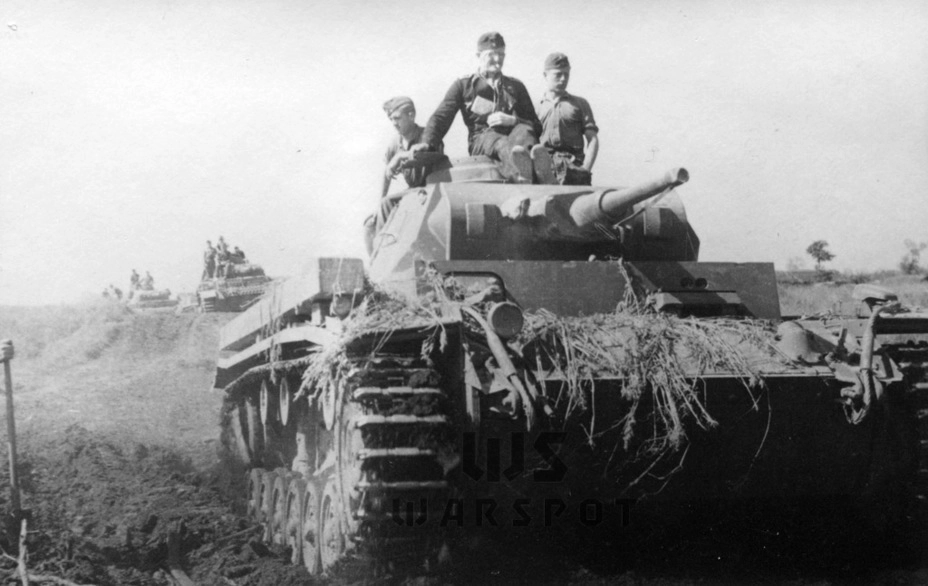 Типовыми немецкими танками летом 1941 года были пушечные боевые машины. Они превосходили БТ и Т-26 по огневой мощи и броневой защите, а версии Pz.Kpfw.III, вооружённые 50-мм пушками, могли сражаться и против Т-34. При этом немецкие танки превосходили советские по обзорности, что было явным плюсом, в том числе при атаке позиций, насыщенных артиллерией. Именно артиллерия являлась главным противником танков