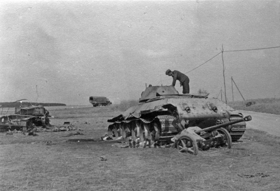 Самым опасным противником Т-34 в 1941 году была 50-мм противотанковая пушка Pak 38. На шоссе Немиров-Магеров Т-34 вышел победителем в поединке с этой пушкой, но стал жертвой огня гаубицы leFh 18