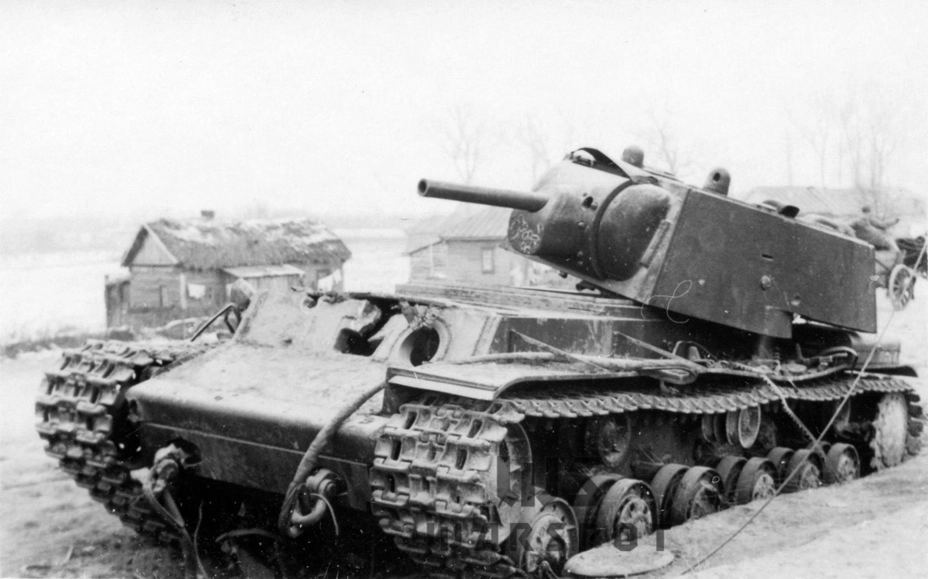 В случае с КВ-1 их противниками часто становились немецкие зенитные пушки Flak 18. Немецкая зенитка поражала советский тяжёлый танк на средних и дальних дистанциях