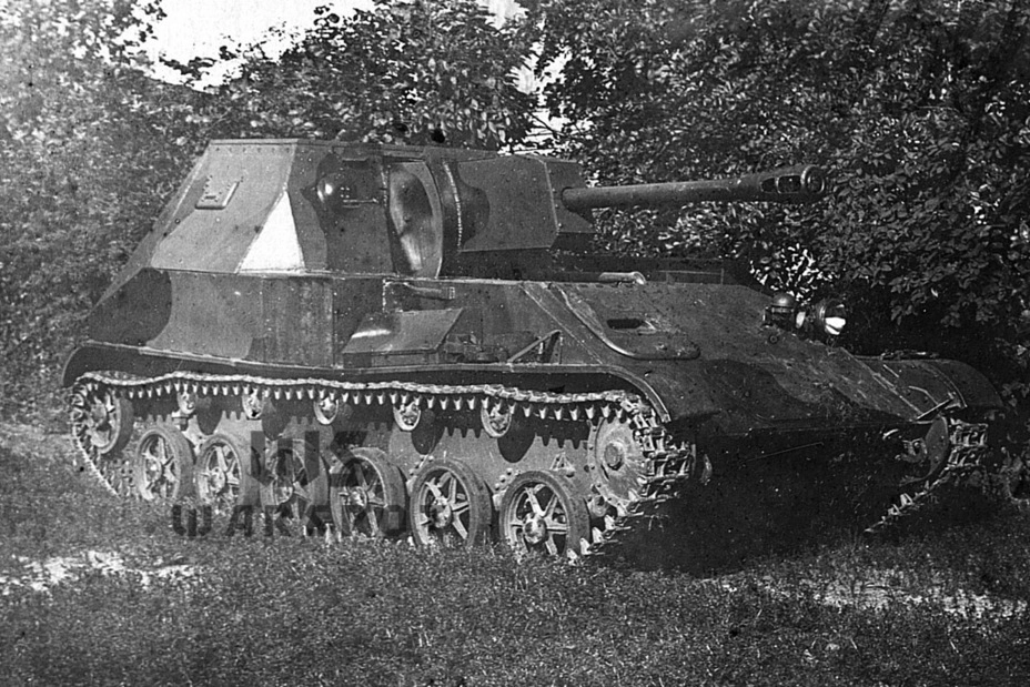 По мнению ГАУ КА, лучший артиллерийский тягач военного периода — это САУ. СУ-32 была разработана по требованиям, которые появились ещё в конце 1941 года