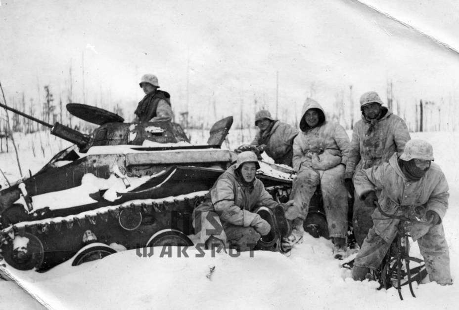 Применение малых танков Т-30 и Т-60 показало, что возможности передвижения по снегу у них ограничены