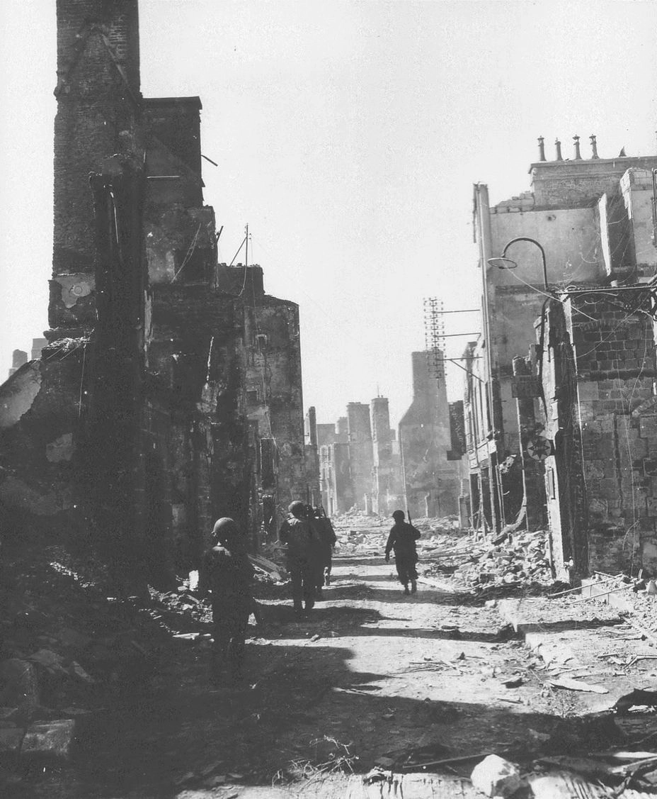 Американские военнослужащие на улицах Мортена, 12 августа 1944 года oldhickory30th.com