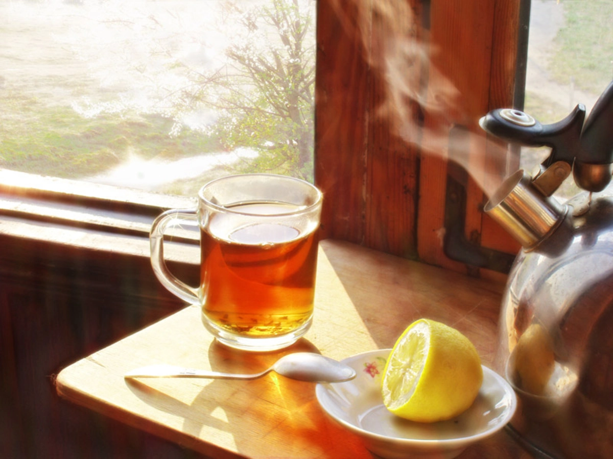 Пью сильно горячий пью чай. Горячий чай. Чай с лимоном. Горячий чай с лимоном. Чашка чая с лимоном и окно.