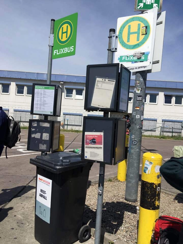 Это автобусная станция международного аэропорта Шенефельд (Берлин), так сказать, ворота Германии, главной державы Евросоюза. Это автобусная станция международного аэропорта Шенефельд (Берлин), так сказать, ворота Германии, главной державы Евросоюза.