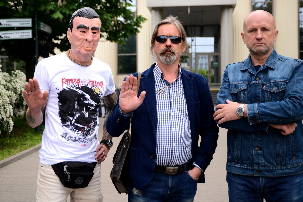 Свидетель "Брежнев", Паук и бывший депутат Госдумы Николай Курьянович у здания Мосгорсуда. 