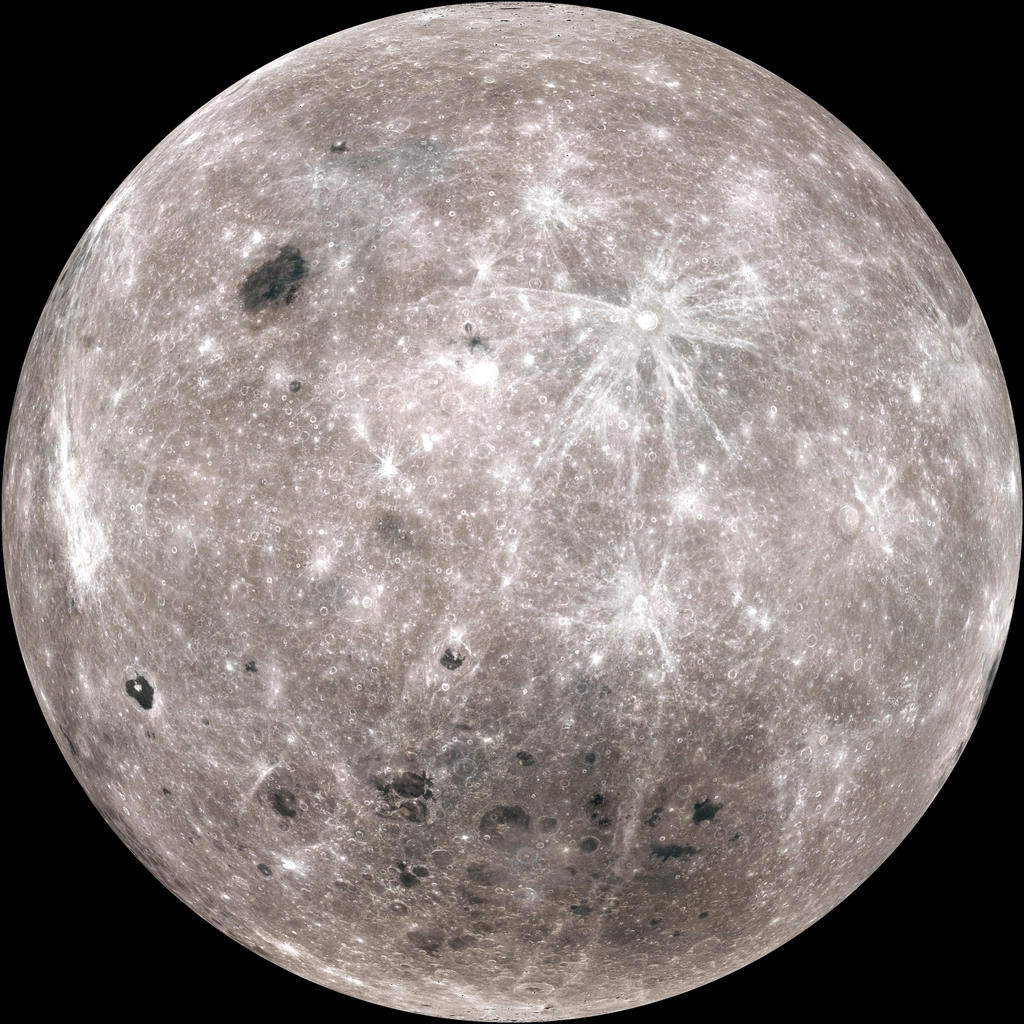 Обратная сторона Луны. Потемнение внизу — бассейн Южный полюс — Эйткен.