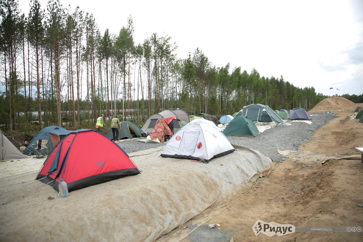 Лагерь активистов рядом со станцией