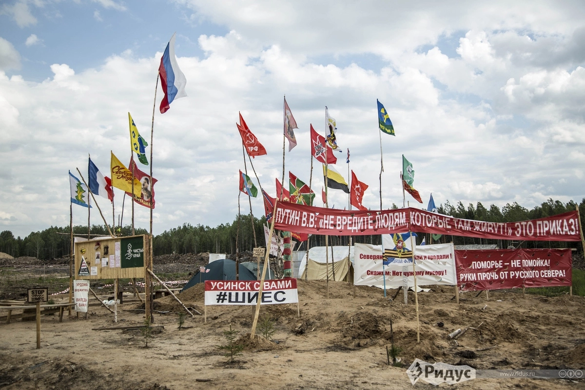 Активисты вывешивают в лагере флаги населенных пунктов и регионов, откуда они приехали. 