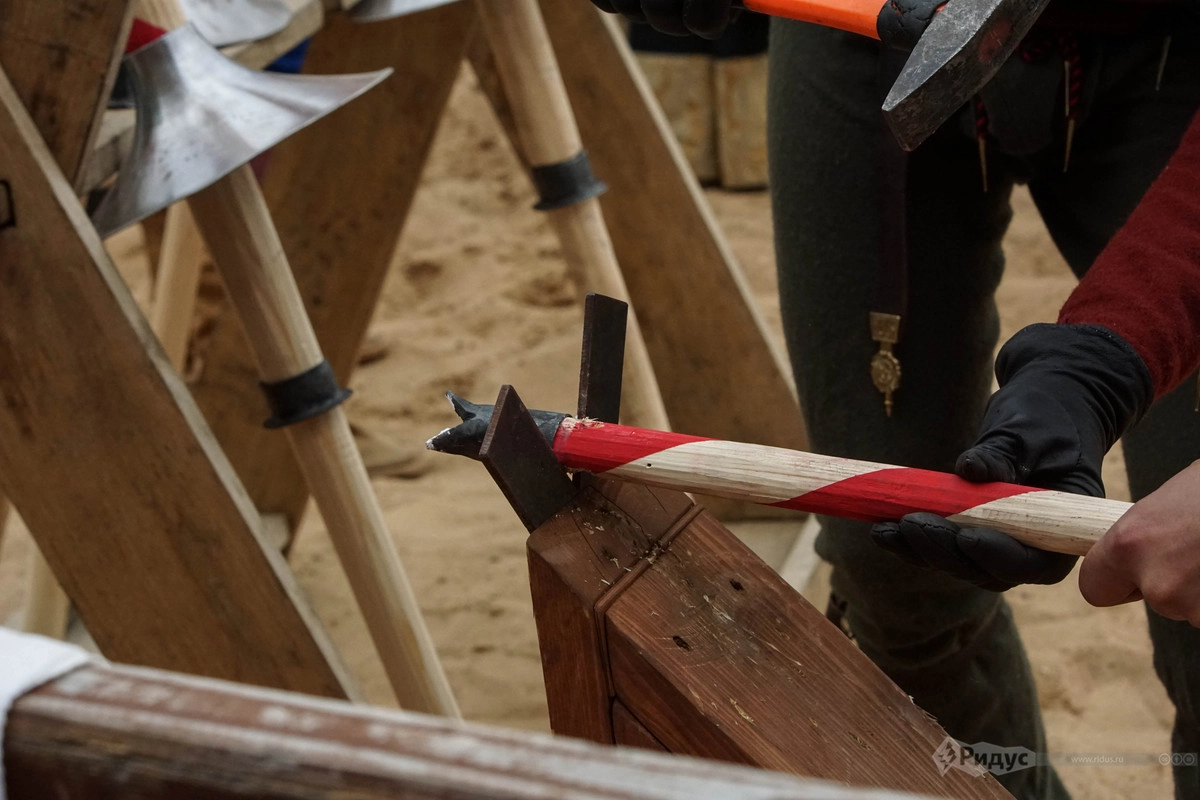 V Международный рыцарский Турнир святого Георгия. Снятие с обломка копья защитного наконечника - коронели