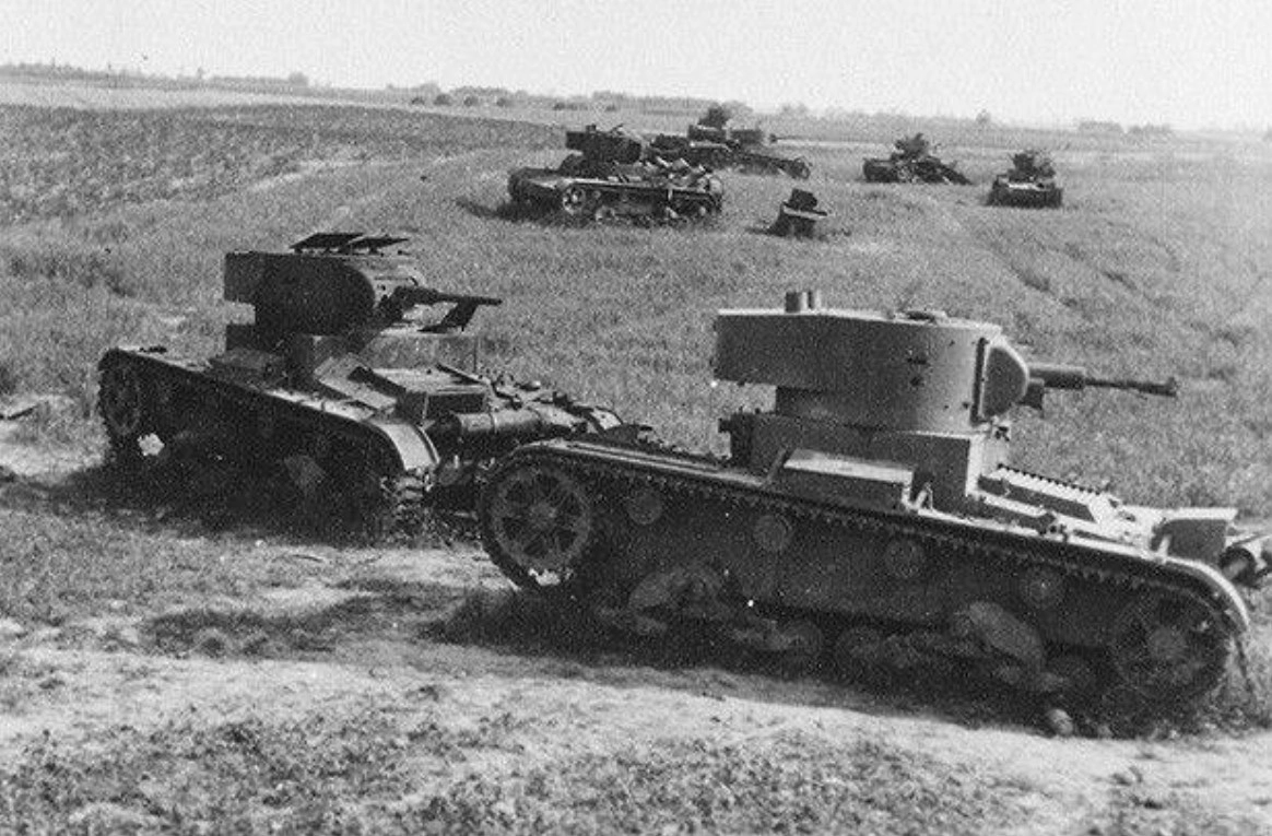 Подбитые советские Т-26 на шоссе Вйоница – Луцк