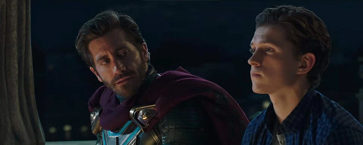 Джейк Джилленхол в роли Мистерио и Том Холланд (Питер Паркер). Джейк Джилленхол в роли Мистерио и Том Холланд (Питер Паркер).